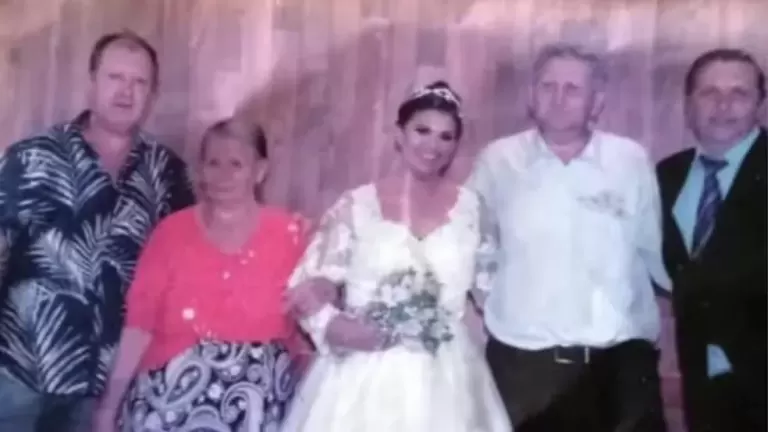 Retrato de família levado por tornado reaparece a 220 quilômetros de casa