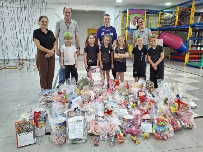Colégio Evangélico Martin Luther repassa brinquedos à Secretaria de Assistência Social