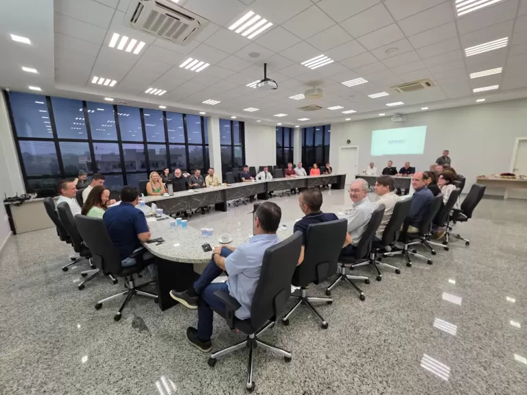 Gestores municipais apresentam investimentos para diretores da Acimacar