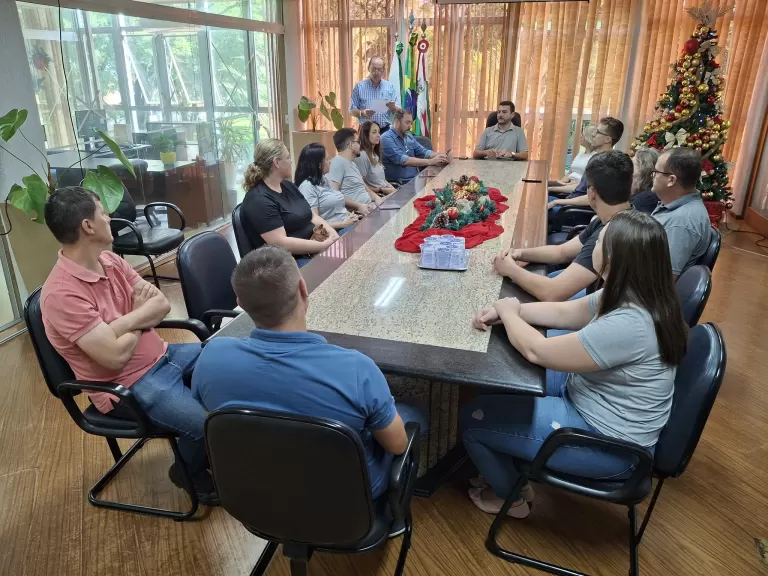 Professora Anelise Weirich toma posse como diretora da Escola Municipal Idalina Guzzoni