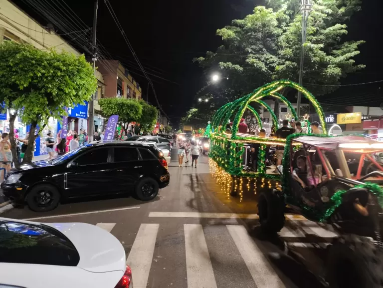 Carretão do Natal “Luz e Encanto sobre Rodas” proporciona música e alegria em Marechal Rondon