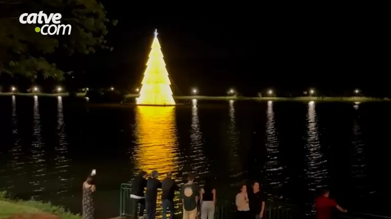 Árvore flutuante do lago de Cascavel é acesa após furto de cabos