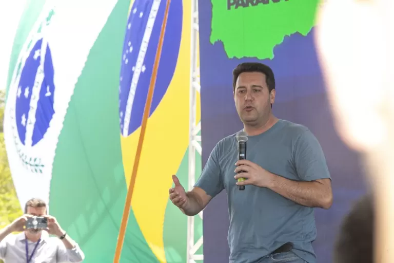 Ratinho Junior encerra 2025 como o governador mais bem avaliado do Brasil