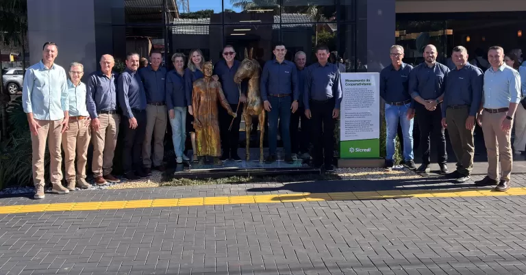 Sicredi Aliança PR/SP inaugura monumento em homenagem ao padre Theodor Amstad em Marechal Rondon