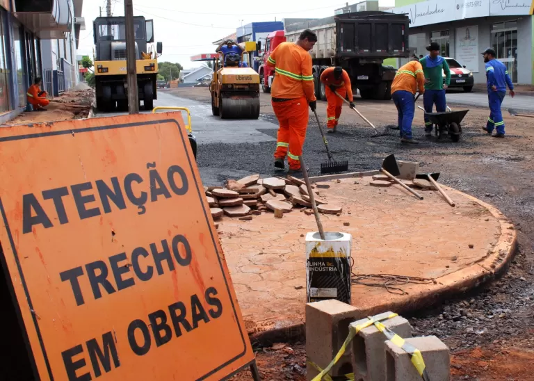 Aplicação de asfalto avança no principal cruzamento e na Rua Dr. Flores
