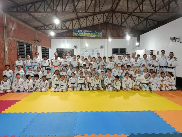 Projeto de judô mobiliza famílias e alunos em cerimônia de graduações em Iguiporã