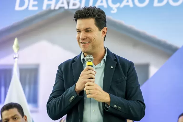 Guto Silva entrega R$ 4,2 bilhões em convênios com cidades