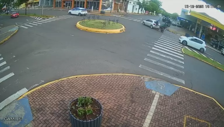 Acidente é registrado em rotatória no centro rondonense; veja o vídeo