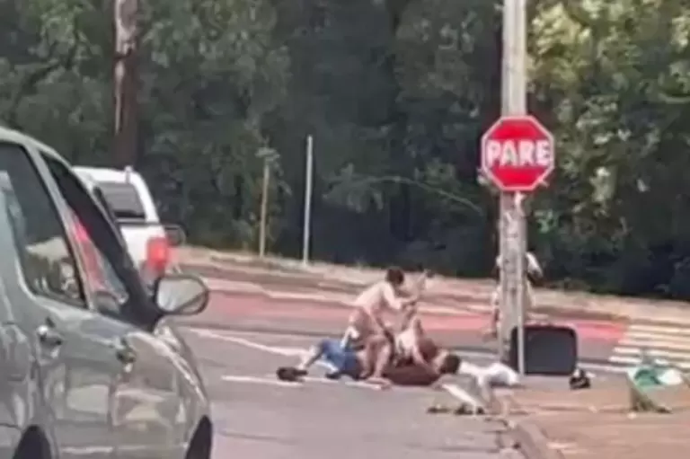 Moradores de rua são flagrados brigando em Cascavel; veja o vídeo