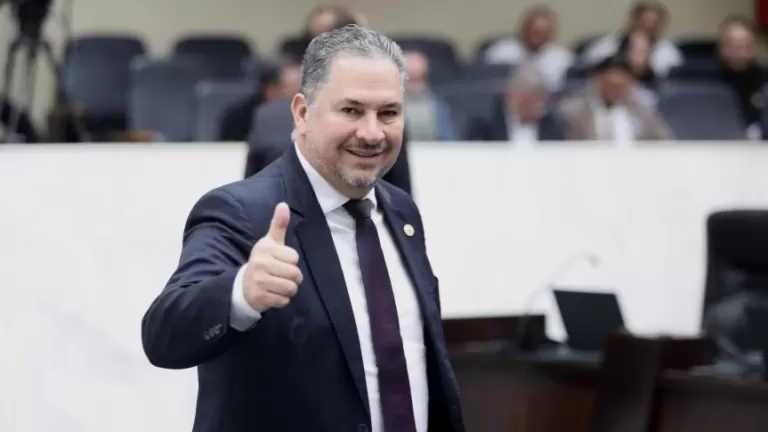 Deputado Gilson de Souza destaca avanço da proposta que cria política de apoio aos pais e cuidadores de pessoas com TEA