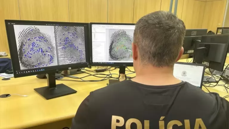 Homem “jura inocência” durante prisão, e polícia descobre que irmão dele é verdadeiro culpado de crime com mais de 10 anos de condenação