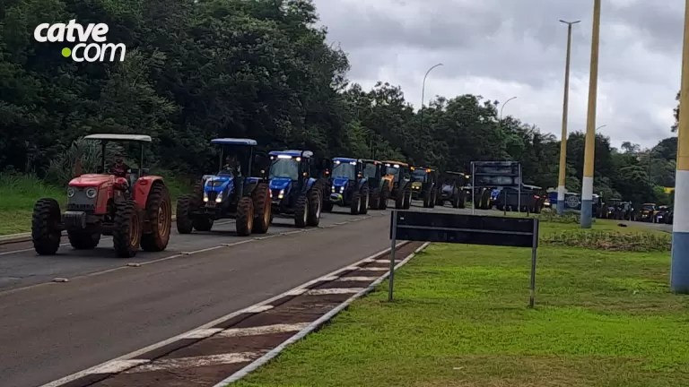 Produtores de leite fazem protestos e pedem suspensão de importações no Paraná