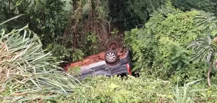 Capotamento deixa mulher e duas crianças feridas próximo a Curvado