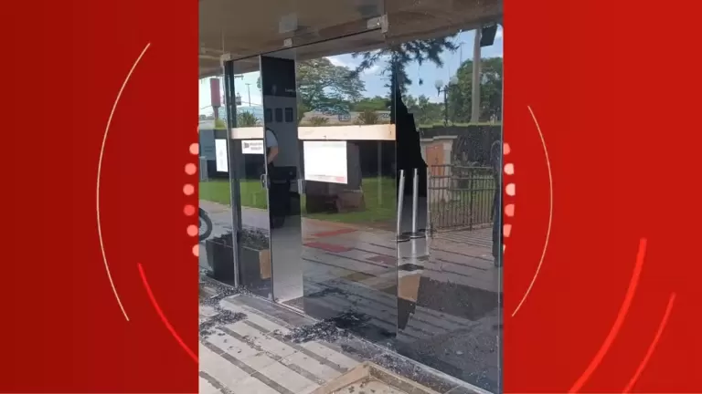Homem joga pedras no Fórum de Cascavel e pede para ser preso para “manter-se vivo”, diz polícia