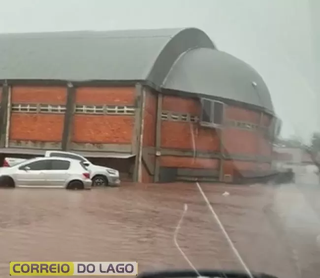 Chuva provoca alagamentos e atinge ginásio municipal de Itaipulândia