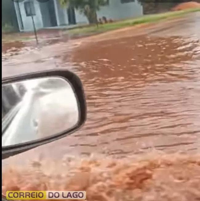 Dias seguidos de chuva alagam avenida em distrito de Santa Helena