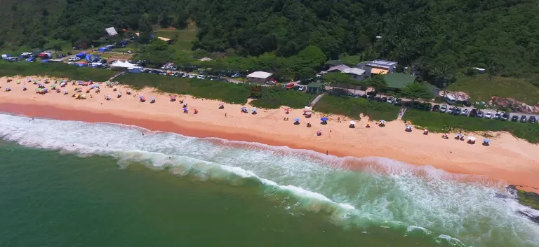 Prefeitura anuncia fim do nudismo em praia de Balneário Camboriú