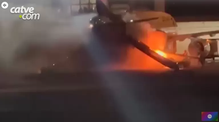 Avião é evacuado após incêndio em equipamento de carregamento de carga