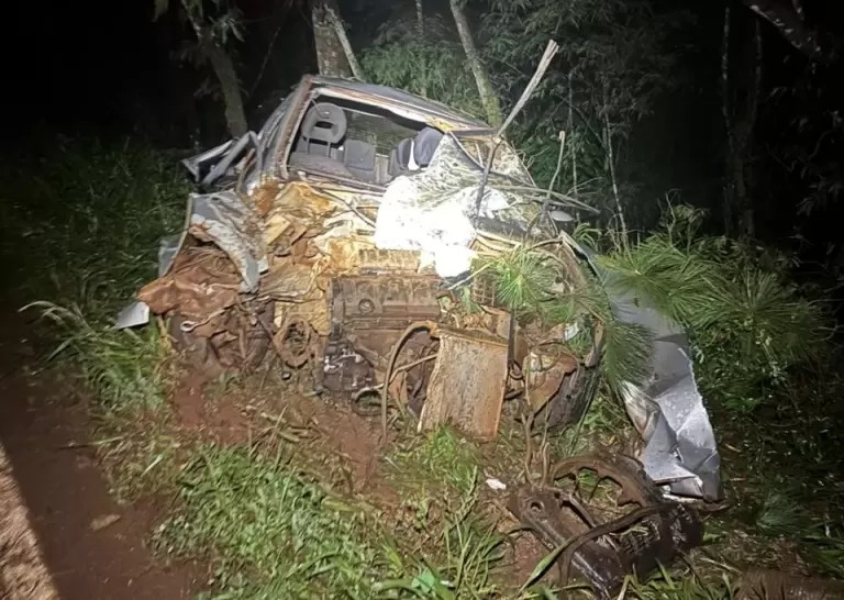 Carro fica destruído em acidente na PR-239 em Campina da Lagoa