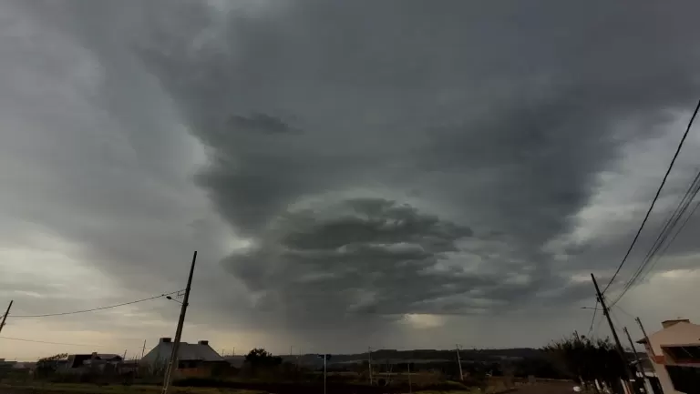 Paraná recebe alerta de chuvas intensas para 81 cidades; veja lista e previsão do tempo