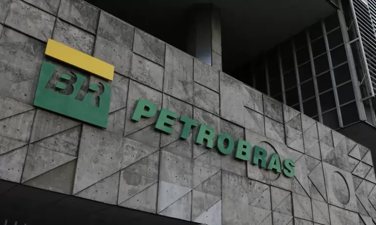 Funcionários da Petrobras entram em greve por tempo indeterminado