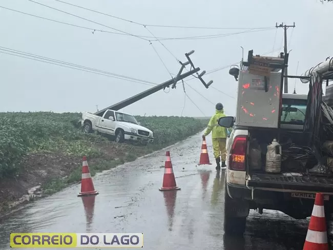 Caminhonete bate em poste e mobiliza equipes do Corpo de Bombeiros e Defesa Civil em Santa Helena