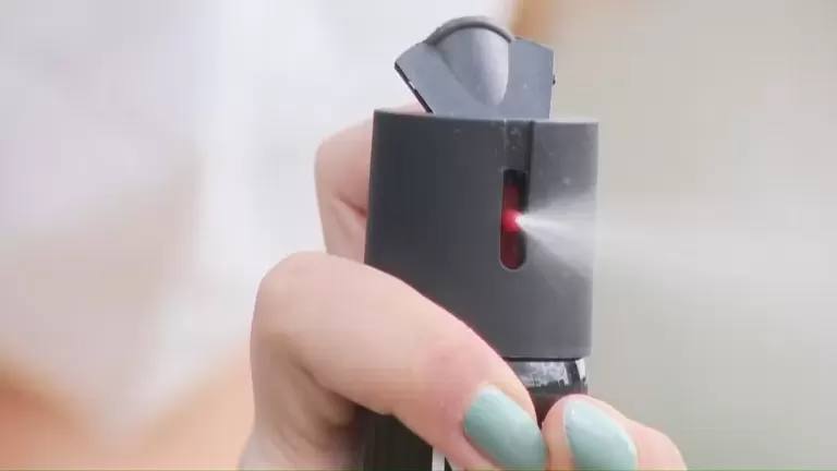 Deputados aprovam venda de spray de pimenta para mulheres no Paraná