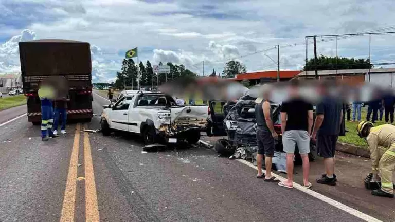 Engavetamento com seis carros e carreta deixa feridos na BR-277 em Cascavel