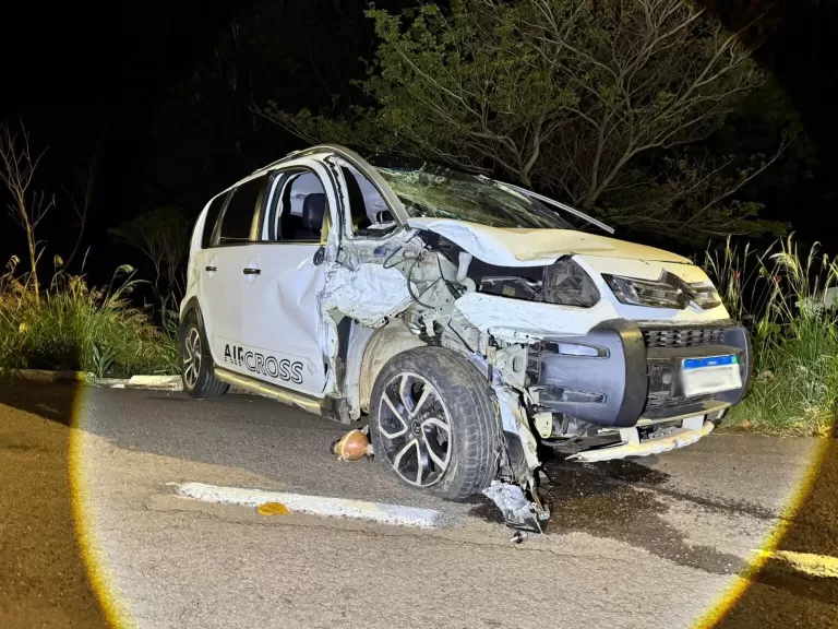 Veículo capota após bater em dois carros parados em Toledo