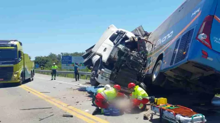 Acidente entre ônibus e carreta deixa 11 mortos no Rio Grande do Sul
