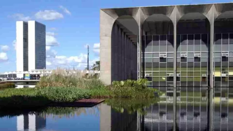 Governo brasileiro diz que não há risco imediato na fronteira após ofensiva na Venezuela