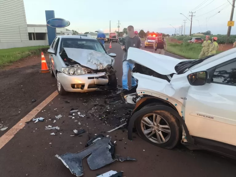 Colisão frontal entre carros deixa feridos em Marechal Rondon