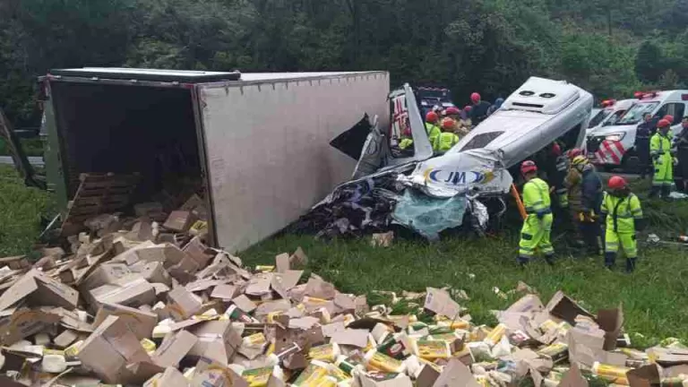 Carreta tomba sobre van e seis pessoas morrem na BR-116 em Campina Grande do Sul