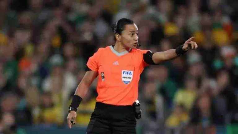 Paranaense Edina Alves é eleita a quinta melhor árbitra do mundo em 2025
