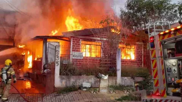 Criança brinca com fogo, provoca incêndio e casa é destruída