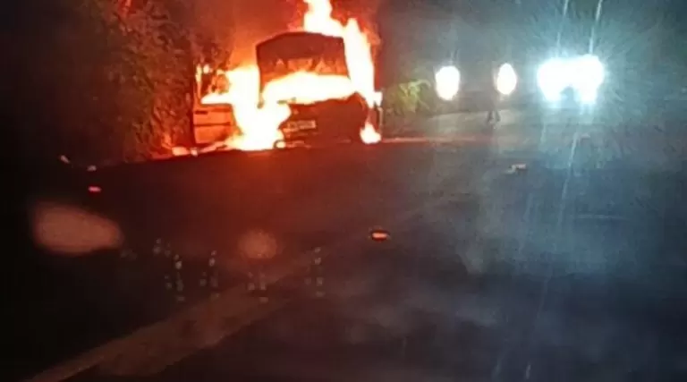 Veículo pega fogo às margens de rodovia entre Novo Sarandi e Quatro Pontes