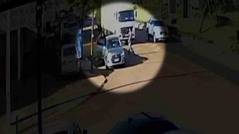 Câmera flagra menina de 11 anos entrando em carro para encontrar homem de 22 anos em outro município