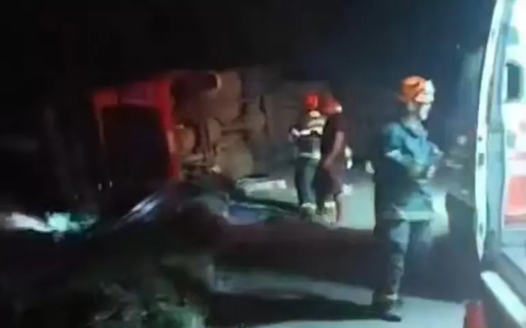 Caminhão tomba em curva da Ponte Ayrton Senna