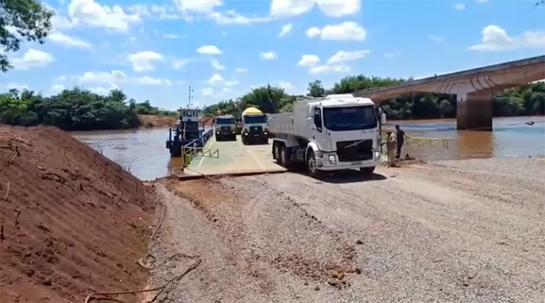 PRF informa motoristas sobre o início da operação de balsa na BR-272 no Rio Piquiri