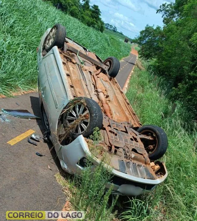 Veículo capota e para com as rodas para cima na PR-317 em Santa Helena