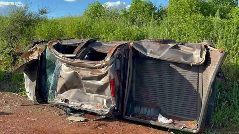 Caminhonete fica completamente destruída após capotamento entre Cascavel e Toledo