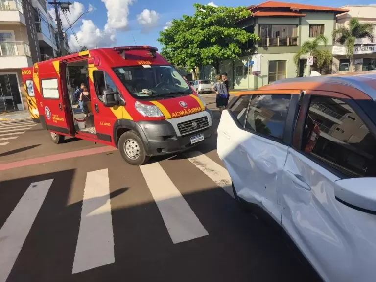 Jovem entregador fica gravemente ferido em acidente no centro de Marechal Rondon