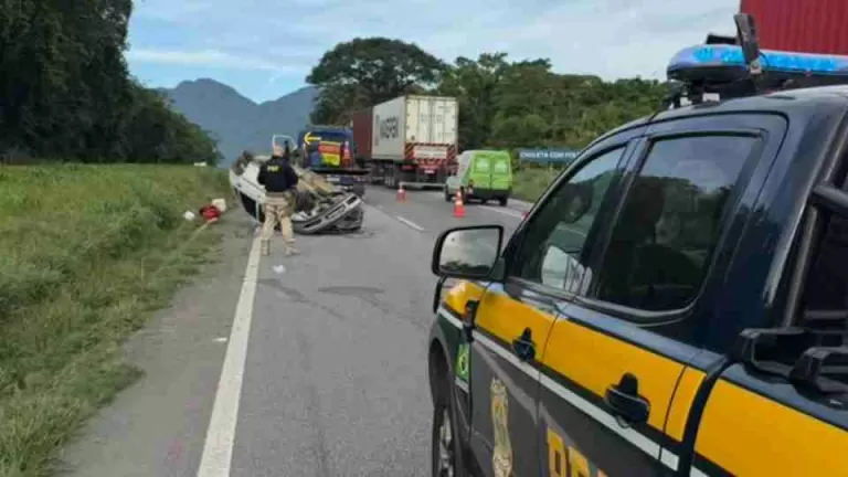 Duas pessoas ficam feridas em capotamento na BR-277 em Paranaguá
