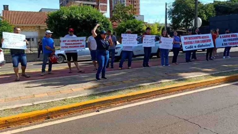 Ex-funcionários protestam em Toledo por falta de pagamento após fechamento de frigorífico