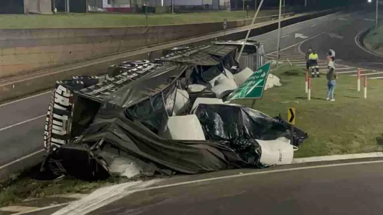 Motorista fica ferido após caminhão com 38 toneladas de farinha tombar no Trevo Cataratas