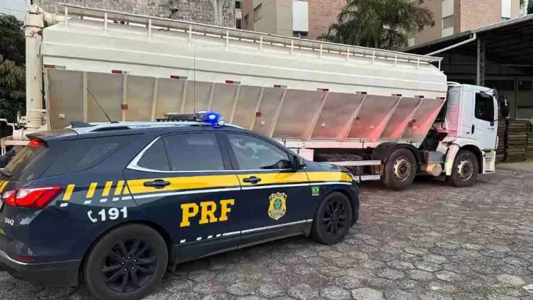 Cerca de 300 mil maços de cigarros são apreendidos em caminhão em Cianorte