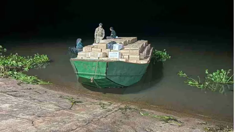 Barco carregado com 600 caixas de cigarros é apreendido no Lago de Itaipu