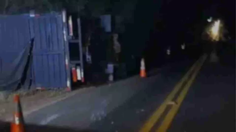 Motorista paraguaio morre após caminhão tombar na PR-495 em Missal