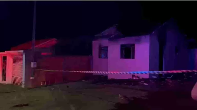 Casa é destruída por incêndio em distrito de Toledo