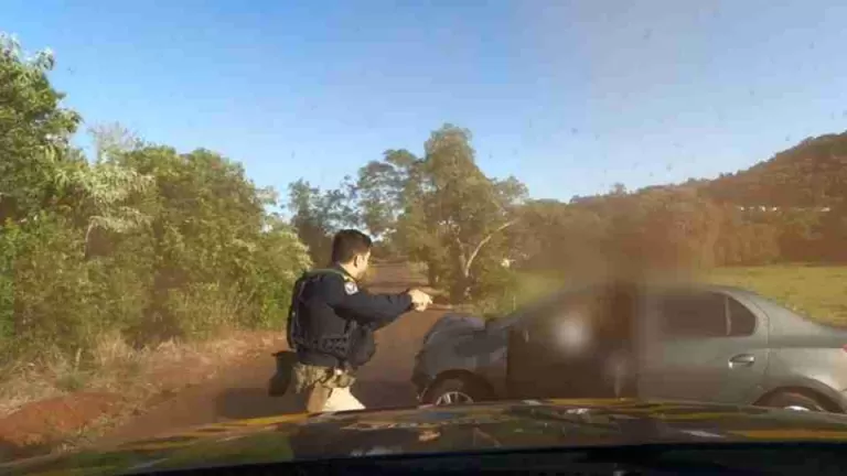 PRF apreende 5,8 quilos de droga e prende casal após fuga na BR-277